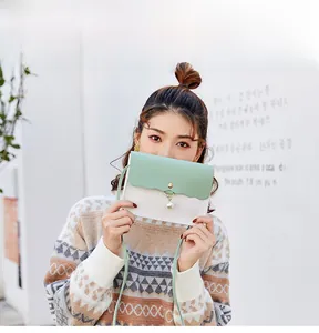 Détail du sac bandoulière vert menthe et blanc avec texture vague et perle