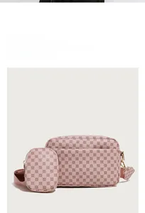 Borsa a tracolla rosa in pelle sintetica con stampa floreale e mini borsellino tondo