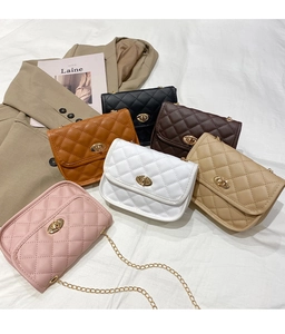 Sacs bandoulière matelassés en six couleurs avec bandoulières chaîne dorées et fermoirs