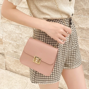 Petit sac à bandoulière rose poudré pour femme avec chaîne dorée et fermoir en métal