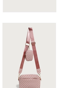 Dettaglio borsa a tracolla rosa con stampa geometrica, borsellino e tracolla larga in nylon