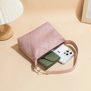 Rosafarbene gesteppte Handtasche für Damen mit Goldreißverschluss und Schultergurt