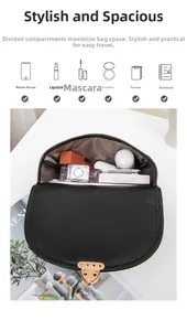 Vue détaillée de l'intérieur d'un sac noir montrant des compartiments spacieux utiles