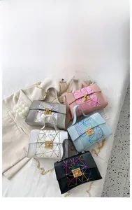 Detailansicht bunter Laser-Handtaschen mit Metallkette und goldenem Verschluss
