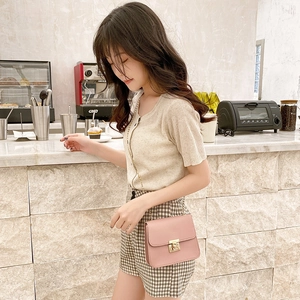 Petit sac carré classique rose clair avec chaîne dorée et fermoir rotatif en métal