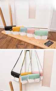 Détail des mini sacs bandoulière avec rabats ondulés et pendentifs en perles