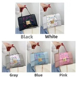 Detailansicht von fünf Taschen mit geometrischem Laser-Muster und goldenen Kettenriemen
