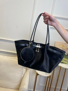 Détail du sac cabas en velours noir avec cygne doré et pochette ronde pour la monnaie