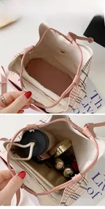 Capacità interna della borsa a secchiello a quadretti rosa per telefono e trucco