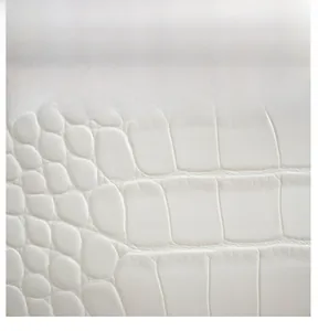 Nahaufnahme der weißen Kroko-Prägung auf dem minimalistischen Damen-Schulterbeutel