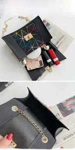 Makroansicht der Tasche mit geometrischem Muster, Goldkette und Innenraum für Utensilien
