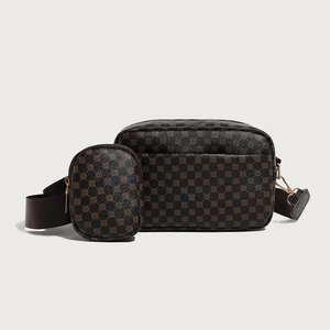 Borsa a tracolla marrone con monogramma, tracolla larga e portamonete rotondo