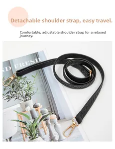 Détail de la bandoulière tressée noire réglable avec crochets en métal doré chic