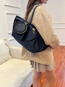 Sac cabas en velours noir avec pendentif cygne doré et petit porte-monnaie assorti en vue