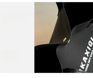 Détail d'un sac cabas en cuir noir avec fermeture magnétique dorée et inscription