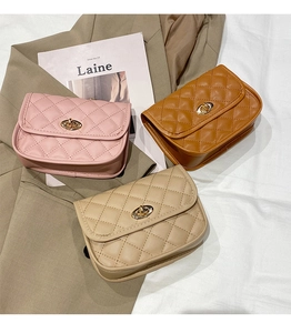 Trois sacs à bandoulière matelassés rose, marron et beige avec fermoir doré rotatif