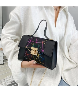 Details der schwarzen Lederhandtasche mit bunten Laser-Linien und goldener Kette