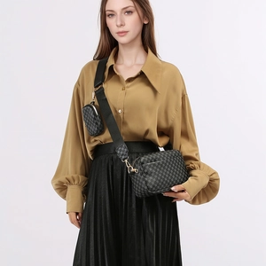Set borsa a tracolla due pezzi con stampa geometrica grigia e tracolla larga nera