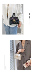 Details der schicken quadratischen Taschen in Schwarz und Creme mit Regenbogenlinien