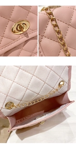 Détails d'un sac bandoulière en cuir matelassé rose avec chaîne dorée et fermoir