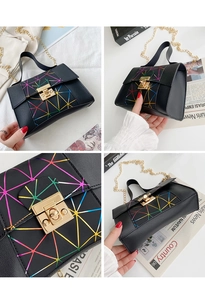 Detail von Laser-Geometriemuster mit goldenem Drehverschluss an schwarzer Handtasche