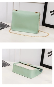 Détail d'un sac à bandoulière en cuir PU vert menthe avec chaîne dorée et rabat