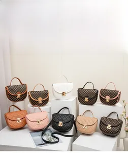 Collection de sacs selle matelassés en plusieurs couleurs avec boucles dorées et bandoulières