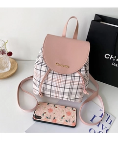 Dettaglio zaino rosa a scacchi con patta in pelle, coulisse e logo dorato elegante