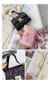 Details des geometrischen Lasermusters am Handtaschen-Griff mit goldener Kette