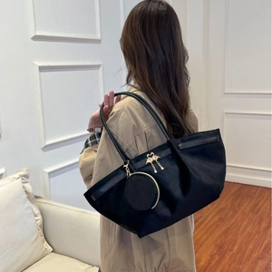 Grand sac cabas noir pour femme avec ornement cygne doré et pochette ronde assortie