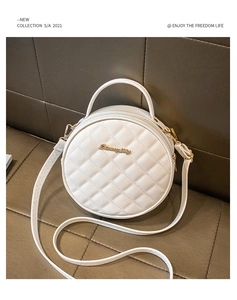 Détail du sac à bandoulière rond blanc matelassé avec texture diamant et détails dorés