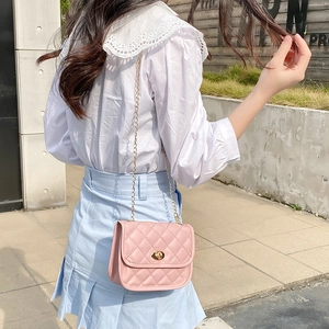 Petit sac à bandoulière rose matelassé avec chaîne dorée et fermoir pivotant
