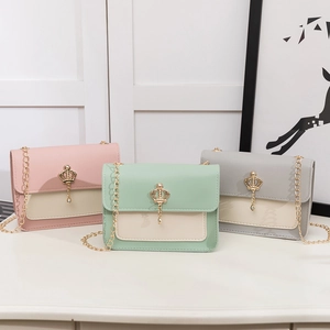 Trois élégants mini sacs bandoulière en rose, vert menthe et gris avec fermoir couronne