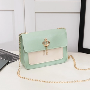 Sac bandoulière élégant vert menthe et crème avec chaîne dorée et pendentif couronne
