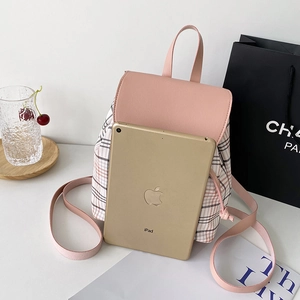 Zaino da donna chic a scacchi rosa con patta in pelle e riferimento dimensioni tablet
