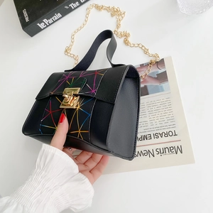 Schwarze Lederhandtasche mit bunten geometrischen Linien und goldener Kette