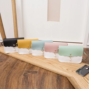 Sac Bandoulière Femme Cuir PU Bloc De Couleur Bord Ondulé Pendentif Künstliche Perle Boucle Magnétique Petit Sac Carré