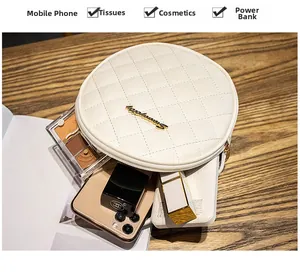 Vue de dessus d'un sac rond matelassé ouvert avec espace pour mobile et maquillage