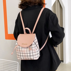 Mini zaino da donna a quadri con patta rosa e pratica chiusura a coulisse regolabile