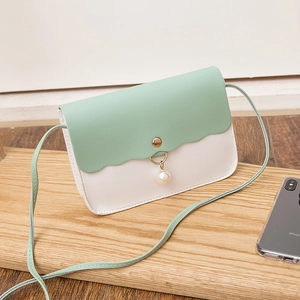 Sac bandoulière en cuir vert menthe et blanc avec rabat vague et charme perle