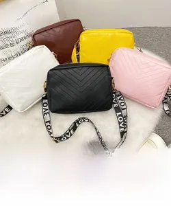 Cinq sacs bandoulière en cuir PU matelassé aux couleurs variées avec sangle LOVE