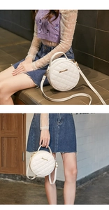 Vue détaillée d'un petit sac rond matelassé blanc avec logo doré et bandoulière