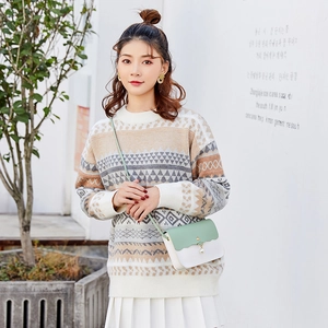 Pull élégant en tricot jacquard géométrique avec un petit sac bandoulière vert menthe