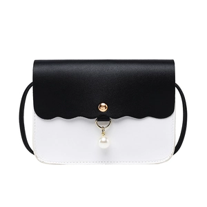 Sac bandoulière classique noir et blanc à bords festonnés et pendentif perle