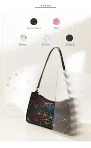 Detailansicht bunter geometrischer Muster auf einer schicken Achseltasche in verschiedenen Farben