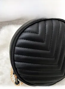 Detailansicht der schwarzen V-gesteppten Kunstledertasche mit goldener Kette