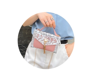 Détail du mini sac rose à paillettes argentées avec pampille chat dorée perle