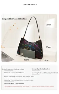 Detailansicht der Taschenmaße und Innenkapazität für Handy sowie Kosmetikartikel