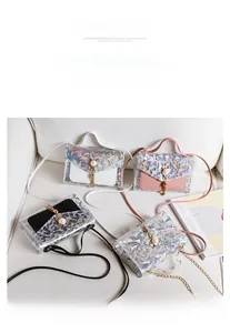 Vue à plat de mini sacs à main transparents à texture holographique et boucles à franges