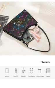 Details von buntem geometrischem Gradientenmuster und Innenkapazität der schwarzen Schultertasche
